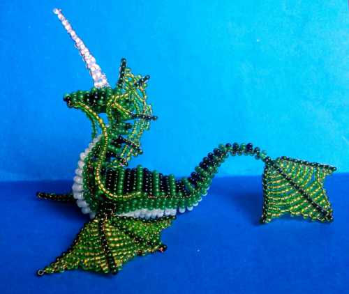 Плетение зеленого дракона из бисера