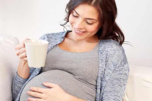 Если желание выпить кофе при беременности на ранних сроках большое, то можно позволить себе небольшую чашку в день