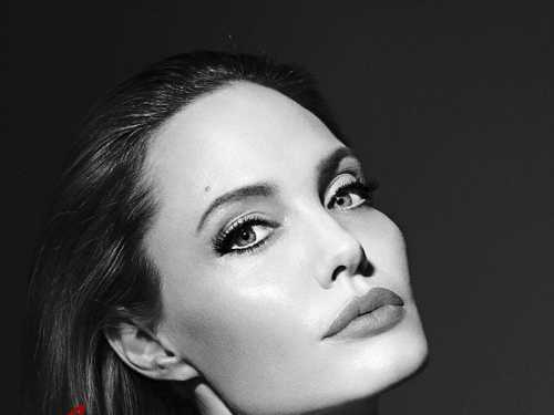 Анджелина Джоли стала лицом нового парфюма Guerlain