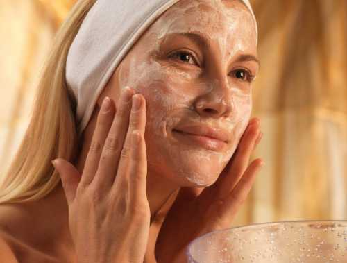Питательная маска для лица с медом на глубоком уровне питает сухую кожу